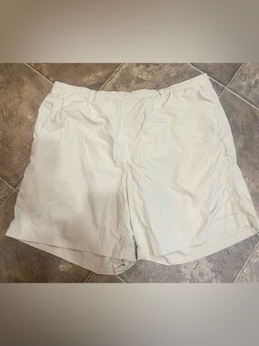 Columbia Men's Light Cream Flat-Front Casual Shorts